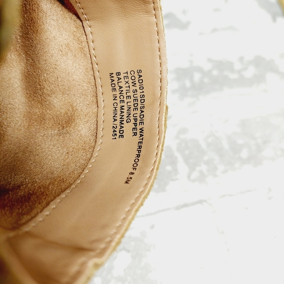 New Blondo Sadie Waterproof Suede Tan Stacked Heel Ankle Boots C679